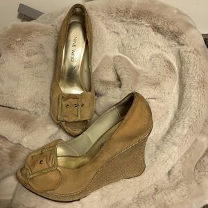 Nine West leather upper size 6M very comfortable and light barley used Tan